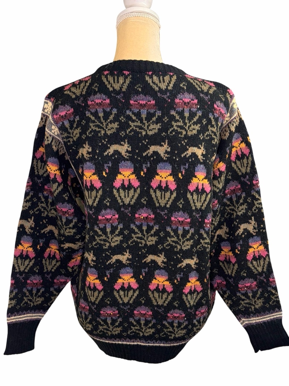 Vintage Floral Bunny Pattern Crewneck Sweater Medium - Picture 2 of 9